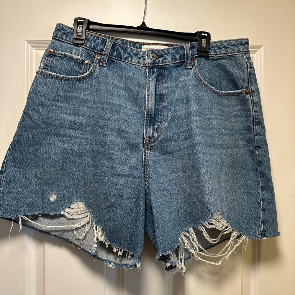 Abercrombie & Fitch The Loose Short Curve Love Blue Distressed Denim Size 14/32